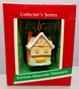 HALLMARK KEEPSOKE MINIATURA ADORNO DE NAVIDAD ANTIGUO PUEBLO INGLÉS TIENDA DE DULCES - Imagen 1 de 6