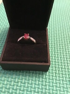 Gorgeous 9ct Gold ring with Ruby and Diamonds. Hallmarked 375 - Picture 1 of 5
