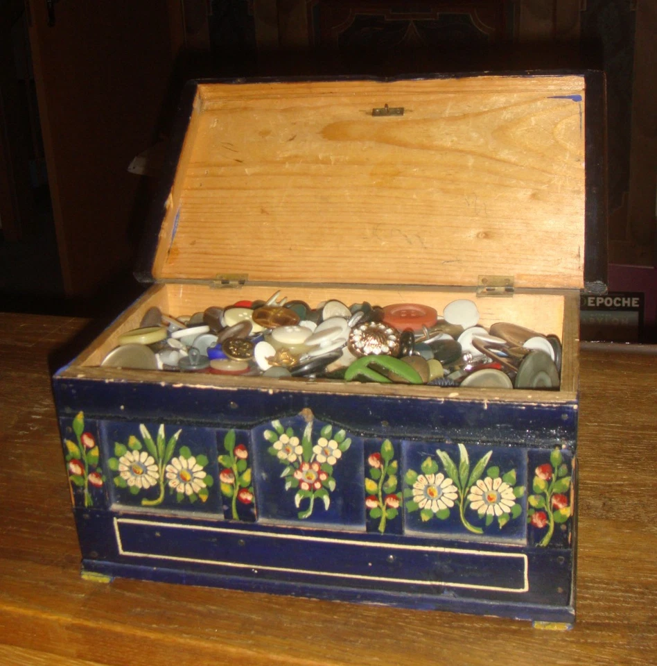 alte bemalte kleine Truhe / Holztruhe / Andenken-Truhe voll m. hunderten Knöpfen - Bild 1 von 4