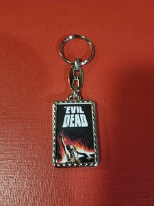 THE EVIL DEAD - FILMPOSTER DOPPELSEITIGER SCHLÜSSELANHÄNGER AUS METALL - Bild 1 von 2