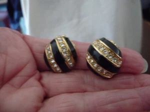 GESTREIFTE SCHWARZE EMAILLE STRASS GOLDFARBENE HUGGIE 3/4" L CLIP-ON-OHRRINGE #8/14- - Bild 1 von 6