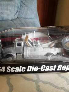 1/64 Pete 385 Silver Wrecker Tow Truck SpecCast - Picture 1 of 6