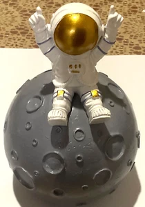 Astronaut sitting on Moon Hand Painted Money Box Bank - Bild 1 von 4