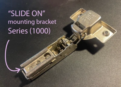 Dobradiça de gabinete GRASS 1006 SLIDE ON • Fechamento automático 110 graus.  Série 1000 Euro • RARO - Imagem 1 de 4