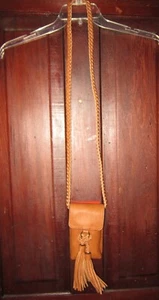 db Dressbarn Neu Umhängetasche Handtasche klein Kunstleder geflochten Riemen Quasten - Bild 1 von 3