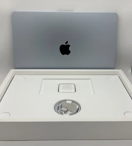 MacBook Air 2025 15" (M4, 16GB, 256GB) *solo 4 🔋 cicli* *leggera usura dello schermo* - Foto 1 di 5