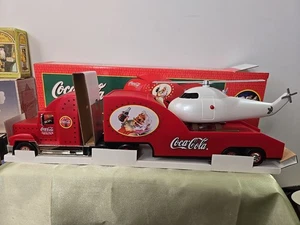 Coca-Cola 2000 Holiday Helicopter Carrier Limited Edition '62 Replica NEW IN BOX - Bild 1 von 5