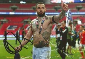 BLACKPOOL: KYLE VASSELL SIGNED 6x4 PLAY-OFF FINAL CELEBRATION PHOTO+COA - Picture 1 of 1