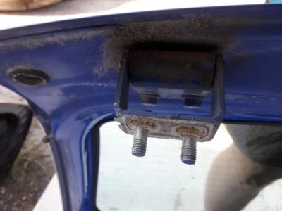 Volvo V40 2002 Rear hood Hinges right USED, Genuine #1123633-01 Foto 1 de 4