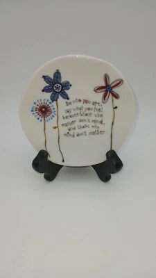 Plato de baratija redondo de vidrio Natural Life "Sé quien eres" 4,5”D. Foto 1 de 2