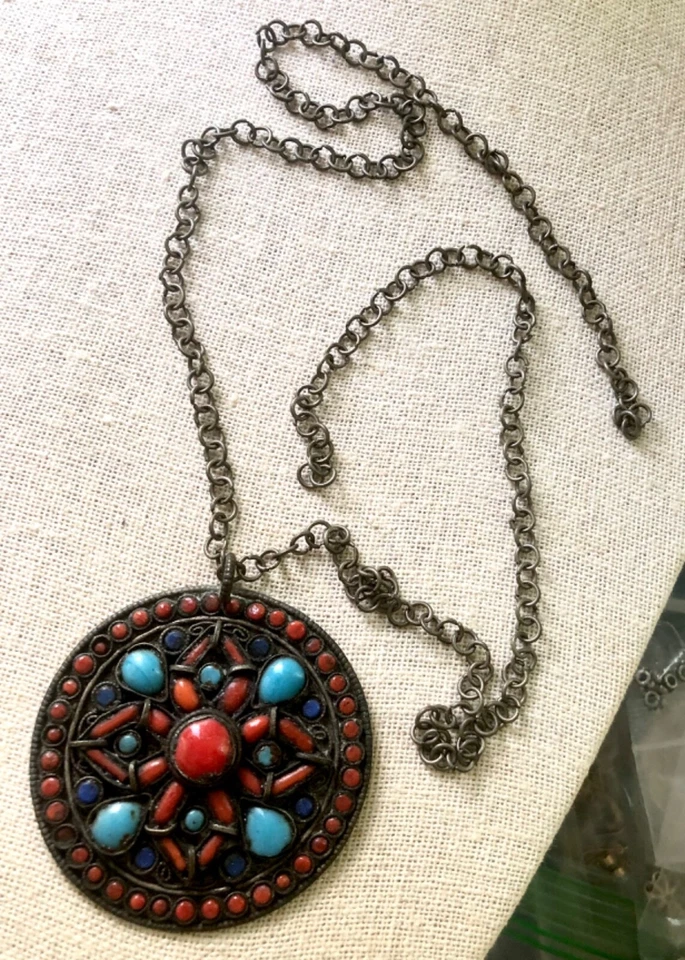 Collar colgante medallista vintage coral turquesa lapislázuli en plata tibetana Foto 1 de 4