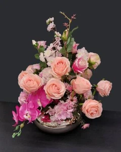 Bouquet fiori artificiali rosa assortiti con vaso color oro - Imagen 1 de 1