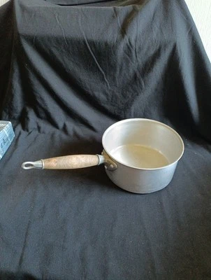 A2/🏵️VINTAGE CASSEROLE ALUMINIUM A. BOURGEAT MANCHE EN BOIS 🏵️ - Photo 1/4