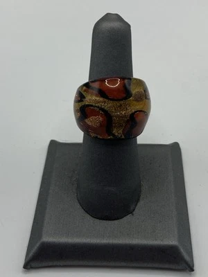 Anillo de vidrio artístico marrón con brillo tono dorado talla 6 Foto 1 de 4