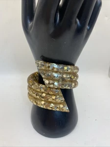 Vintage Gold Konfetti Lucite Clamper Armband - Bild 1 von 6