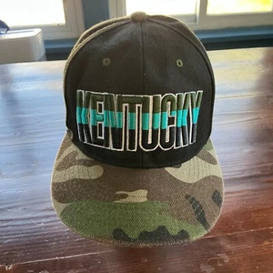 Gorra de béisbol vintage Kentucky para hombre talla única verde camuflaje puff bordada sombrero - Imagen 1 de 7