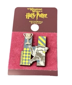 Universal Studios Hufflepuff Badger Triwizard Tasse Buchstabe H Pin Neu mit Karte - Bild 1 von 2