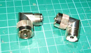 EIN GUTER QUALITÄT PL259 UHF AUF SO239 RECHTWINKLIGER ADAPTER  - Bild 1 von 1