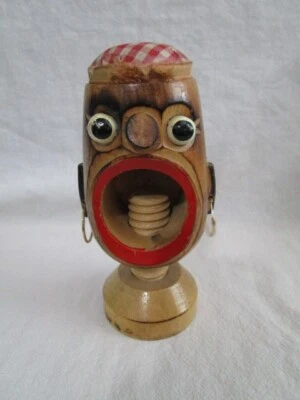 Cascanueces con tornillo de madera hecho a mano de colección arte popular 5" de alto Foto 1 de 4