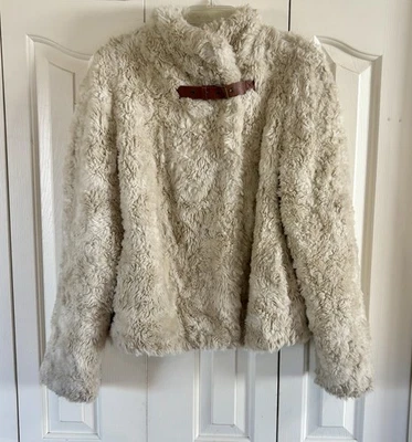 Chaqueta de piel sintética Anthropologie Sigrid talla grande.  Top corto con botones y hebilla Foto 1 de 4