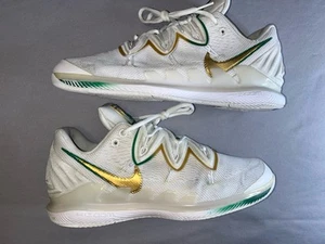 Nike Kyrie Irving x Nick Kyrgios x Air Zoom Vapor Hombres Talla 10.5 Blanco/Verde/Dorado - Imagen 1 de 13