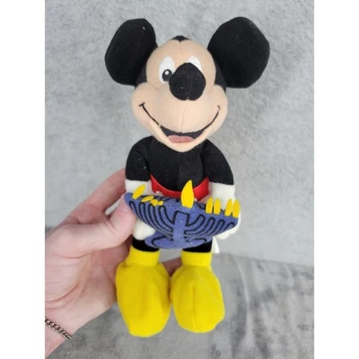Brinquedo de pelúcia Disney Mickey Mouse segurando Menorah Hanukkah colecionável de férias - Imagem 1 de 4