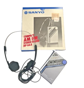 Sanyo Compact AM/FM Stereo Radio RP 66A con scatola originale e cuffie vintage anni 80 - Foto 1 di 11