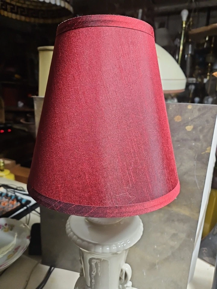 Pantalla de lámpara roja carmesí de tela atómica sobre plástico 5x9.5x9 Foto 1 de 4