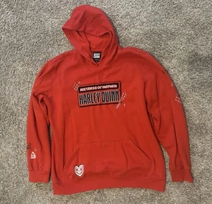 DC Comics Harley Quinn Mistress Of Mayhem rot bestickt Pullover Hoodie Gr. L - Bild 1 von 5
