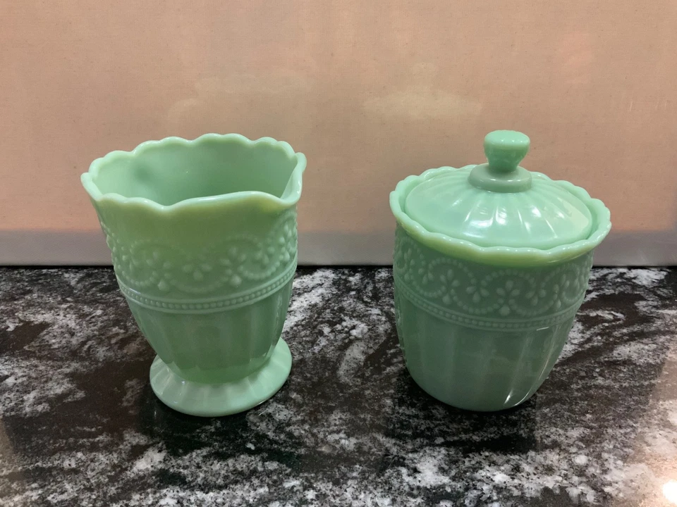 Juego de crema y azucarero de belleza atemporal de jadeíta para mujer Pioneer verde cabaña usado en excelente estado Foto 1 de 4
