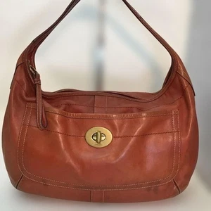 Bolso de hombro COACH 10741 cuero cierre giratorio marrón usado - Imagen 1 de 20