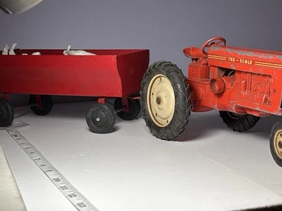 Tractor de acero rojo escala Tru vintage de los años 50 con vagón y animales de granja - Original. Foto 1 de 4