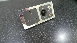 TOMA DE 3 PINES CBE/C-LINE 1 X 240V + 12V/TV + SATÉLITE C/W CROMO ENVOLVENTE MOTORMA - Imagen 1 de 8