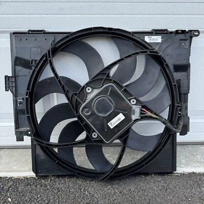 Ventilador auxiliar de refrigeración del radiador 600 W OEM BMW F22 F30 F32 328i 428i motor N20 N26 Foto 1 de 4
