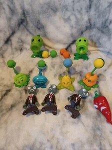 Plants Vs Zombies Figuren Spielzeug Konvolut inkl. Erbsenschützen Kugeln und Figuren - Bild 1 von 5