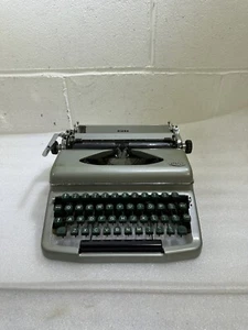 ROYAL DIANA TYPEWRITER (1950s) Used Condition - Picture 1 of 11