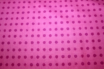 PUNTOS MORADOS PROFUNDOS SOBRE MORADO MEDIO DE PATRICK LOSE - TELA 100% ALGODÓN Foto 1 de 4