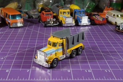 Camión de volteo Peterbilt amarillo Hot Wheels 1981 Foto 1 de 4