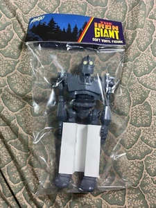 Mondo Iron Giant Soft Vinyl Figure - Picture 1 of 3