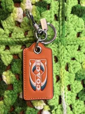 Chaveiro Coach abridor de garrafa chaveiro laranja couro multicolorido prata - Imagem 1 de 4