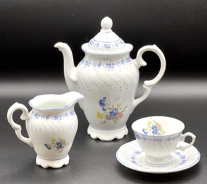 Tetera de porcelana de Schmidt hecha en Brasil, diseño floral con taza/platillo/crmr - Imagen 1 de 4