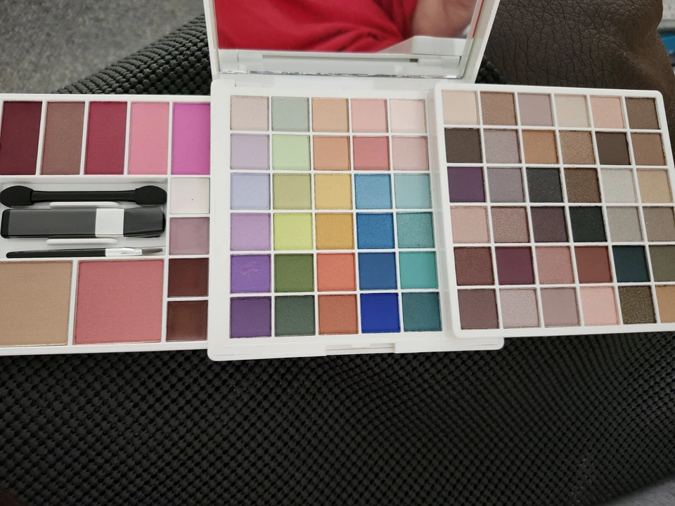 NUEVA Mega Paleta de Maquillaje Avon Oh What Fun Vacaciones Navidad  Foto 1 de 4