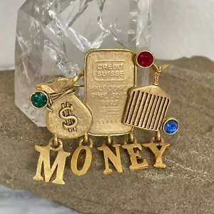 Vintage MONEY BAGS PENDENTE SPELLOUT SPILLA tono oro STRASS AUTO DI LUSSO gioco d'azzardo - Foto 1 di 4