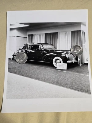 Foto de colección 1941 Lincoln Continentel Sonny Corleone Bullet Car 72 Salón del Automóvil de Nueva York Foto 1 de 4