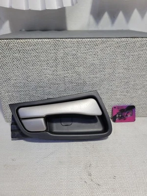 Manija de puerta interior trasera derecha Hyundai Accent 2012-2014 con envolvente OEM Foto 1 de 4
