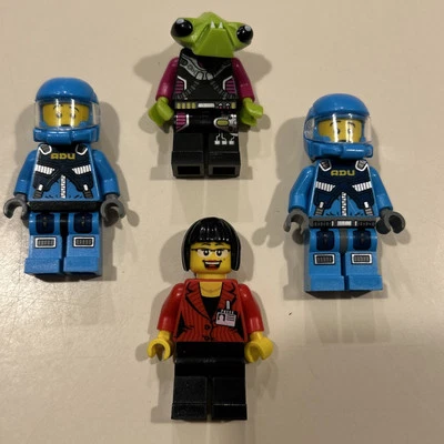 Lego Minifigure Alien Conquest Lot - Soldiers, Alien, Reporter - Image 1 of 2