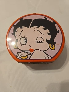 Mini monedero de hojalata vintage (1999) Betty Boop coleccionable (correa no incluida) - Imagen 1 de 5