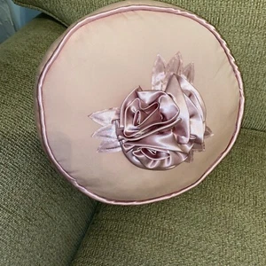 Almohada redonda decorativa vintage rosa 12"" rosas satinadas - Imagen 1 de 8