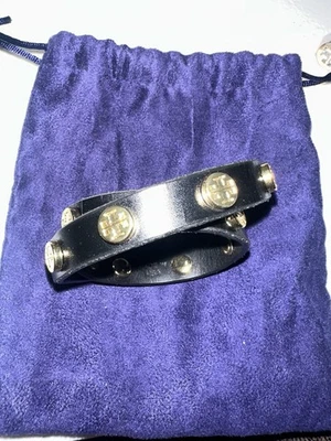 Pulsera Tory Burch envolvente de cuero negro con detalles dorados Foto 1 de 4