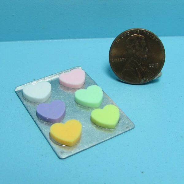 Casa de Muñecas Miniatura Día de San Valentín Pastel Corazón Galletas en Hoja de Galletas Foto 1 de 1